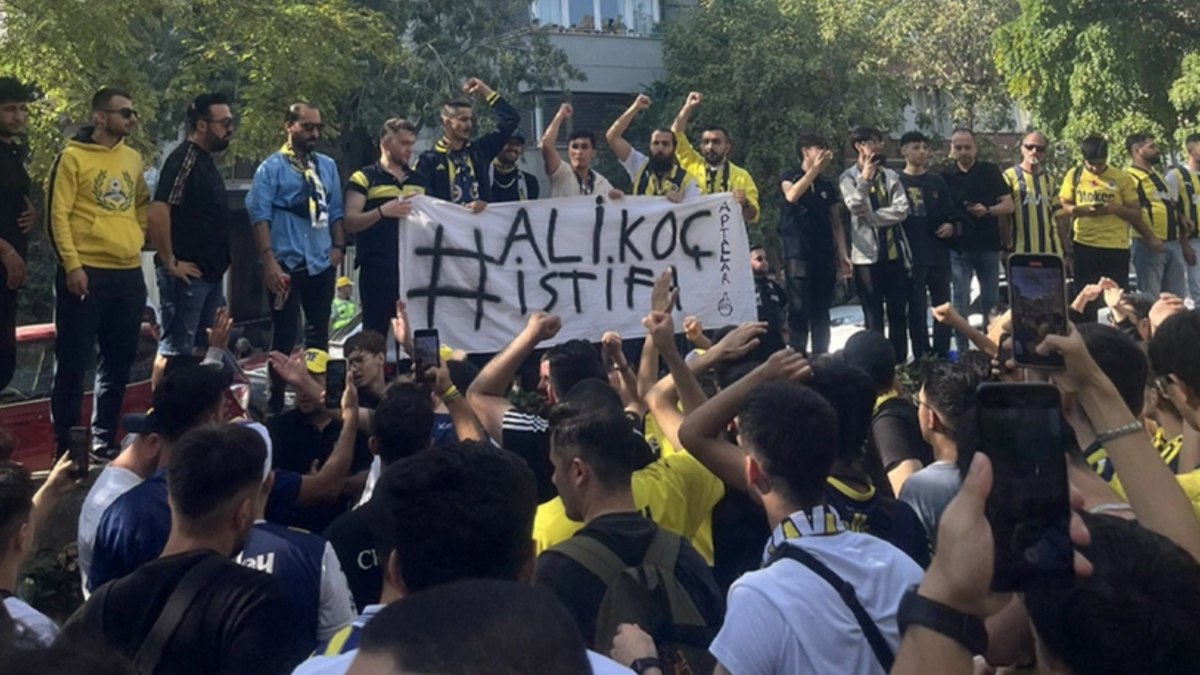 Fenerbahçe’de taraftarlar sokağa indi! ‘Ali Koç istifa’