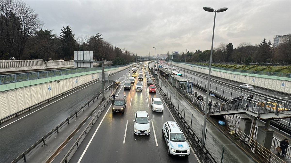 İstanbul’da yağmurun da etkisiyle trafik yoğunluğu yaşanıyor