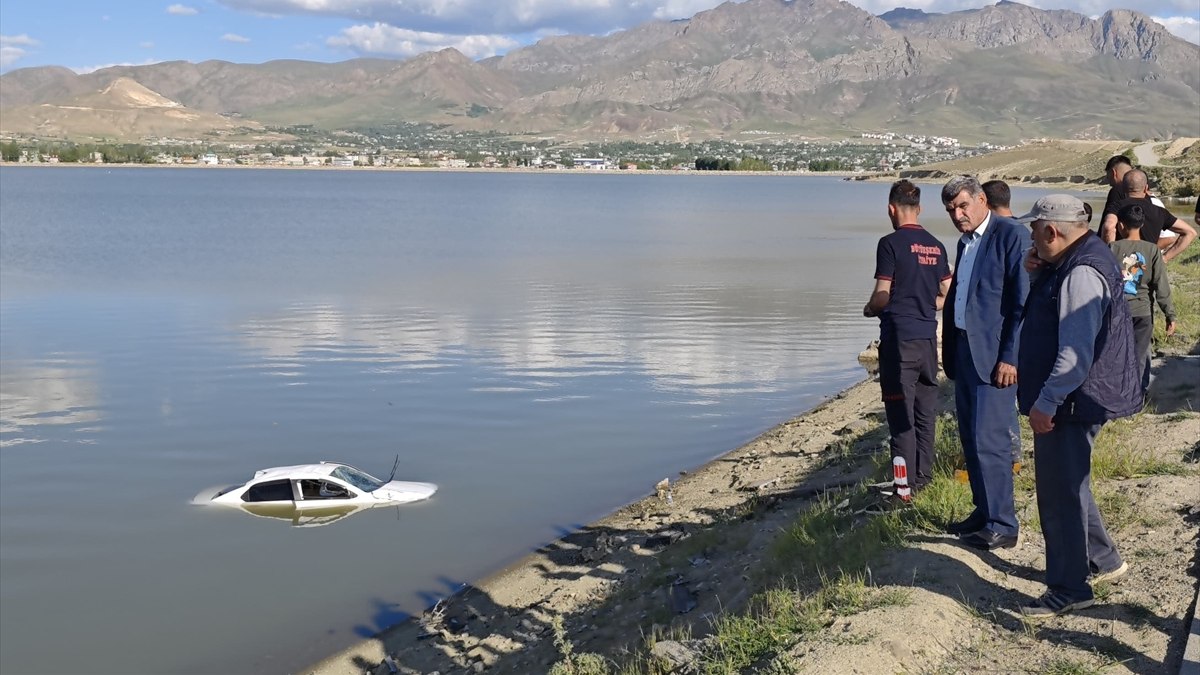 Van’da gölete uçan otomobildeki 2 kişi yaralandı