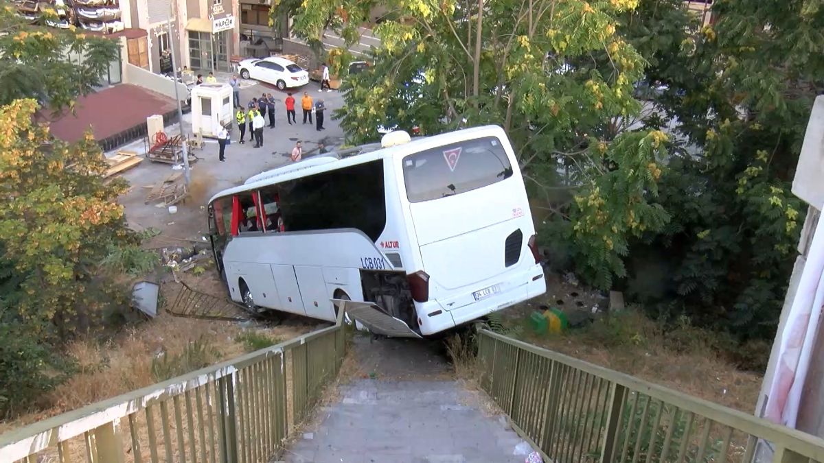 İstanbul’da servis otobüsü şarampole uçtu: 8 yaralı
