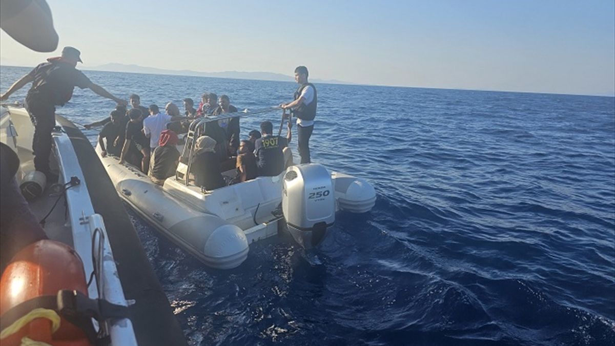 İzmir açıklarında 33 düzensiz göçmen kurtarıldı