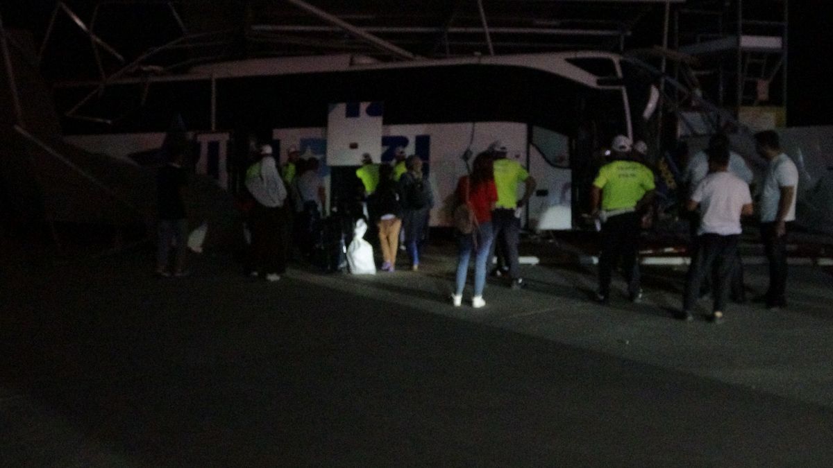 Malatya’da kontrolden çıkan yolcu otobüsü oto yıkamaya daldı: 8 yaralı