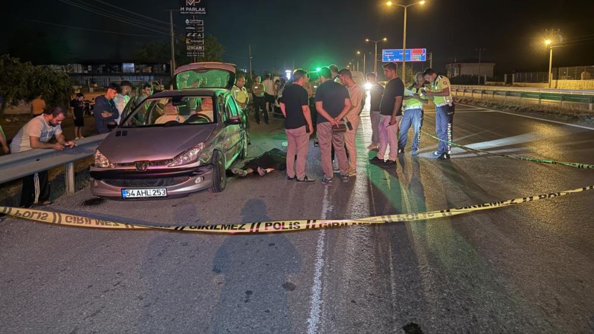 Sakarya’da bariyerlere çarpan otomobilin sürücüsü öldü: Alkol şişesi dikkat çekti